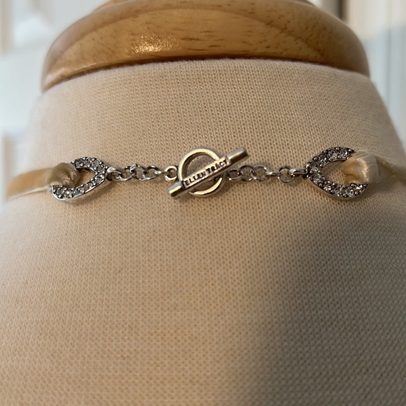 Gorgeous Ellen Tracey ivory velvet choker necklace. Just beautiful! Never worn - Picture 4 of 5
